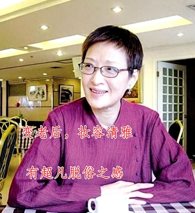 年过70的胡因梦回归朴质,打扮中性,依旧清新优雅不染尘埃