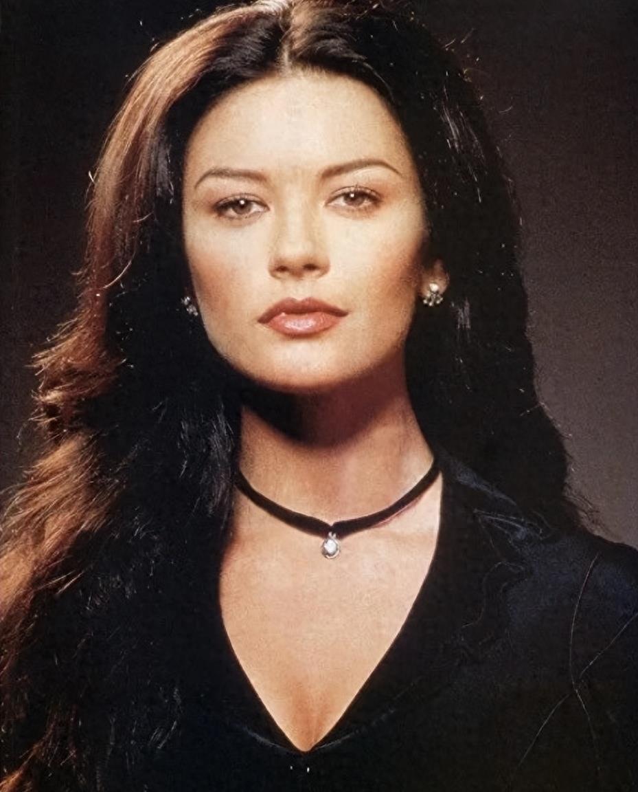 泽塔琼斯:"英伦玫瑰"被婚姻毁了,大25岁老公风流到患了口腔癌