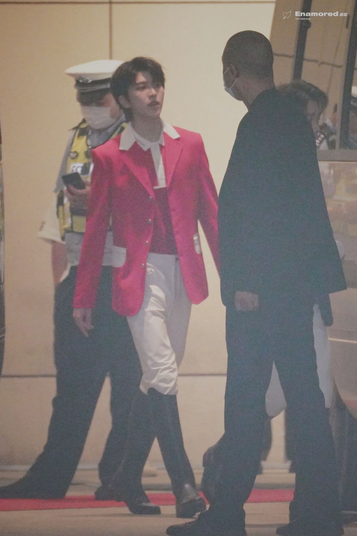 蔡徐坤今日《奔跑吧》录制照公开 红色马术服俊朗挺拔藏不住的贵族