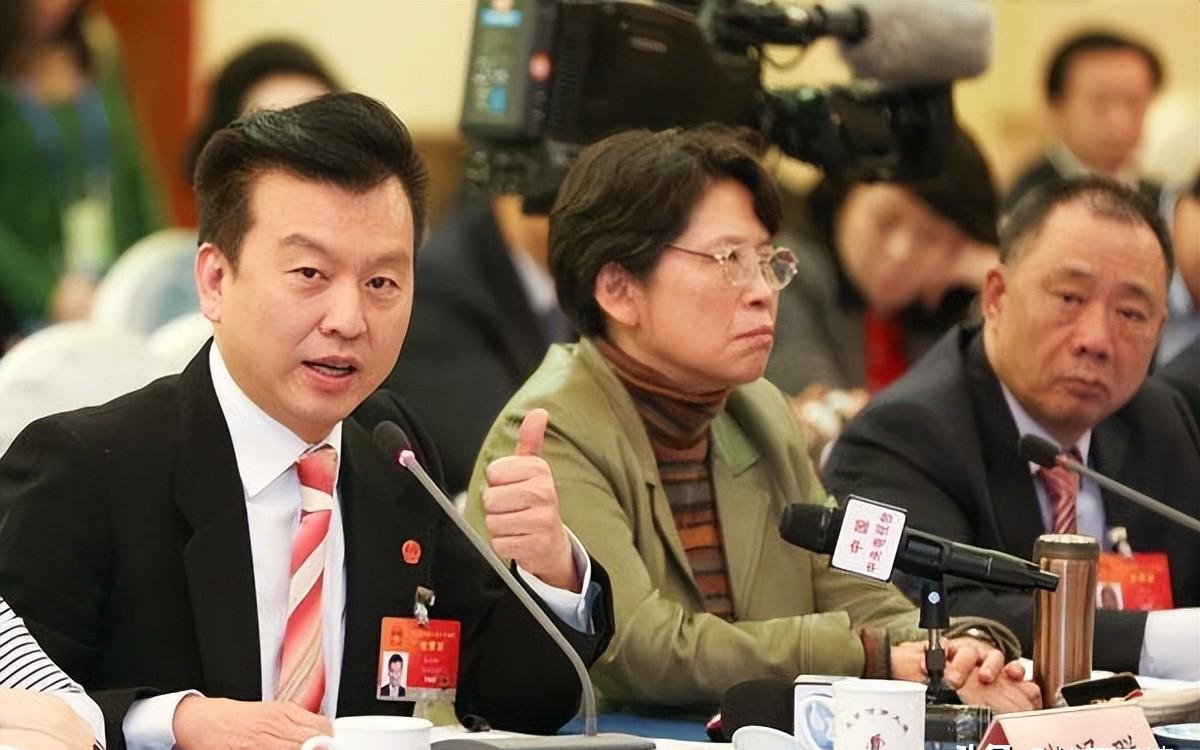 孤影送别:主持人张泽群含泪送别母亲