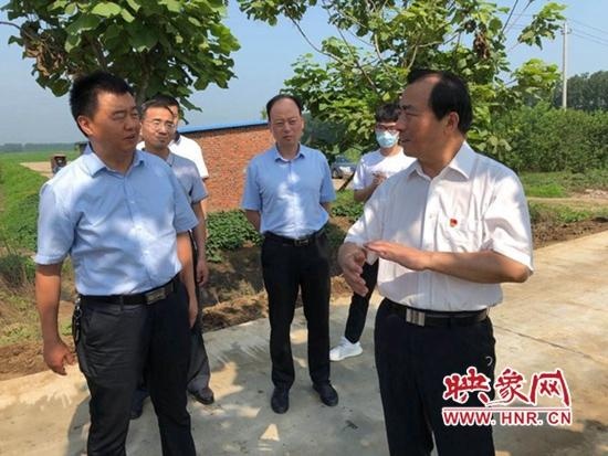 驻马店市委宣传部部长戚存杰到西平县调研脱贫攻坚工作