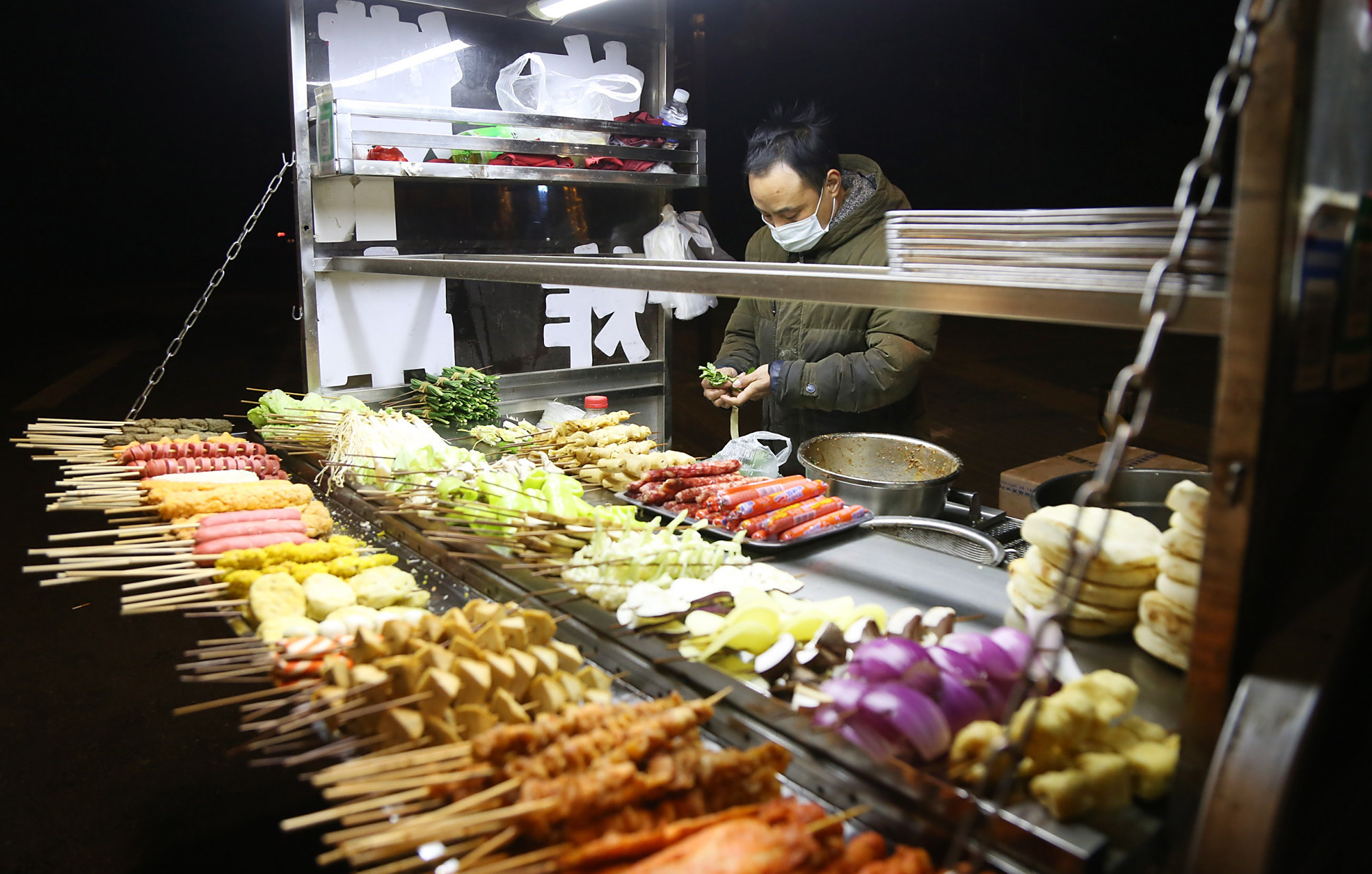 做房产中介赔光本钱,经理走上街头摆摊,忙到凌晨3点,一天挣300