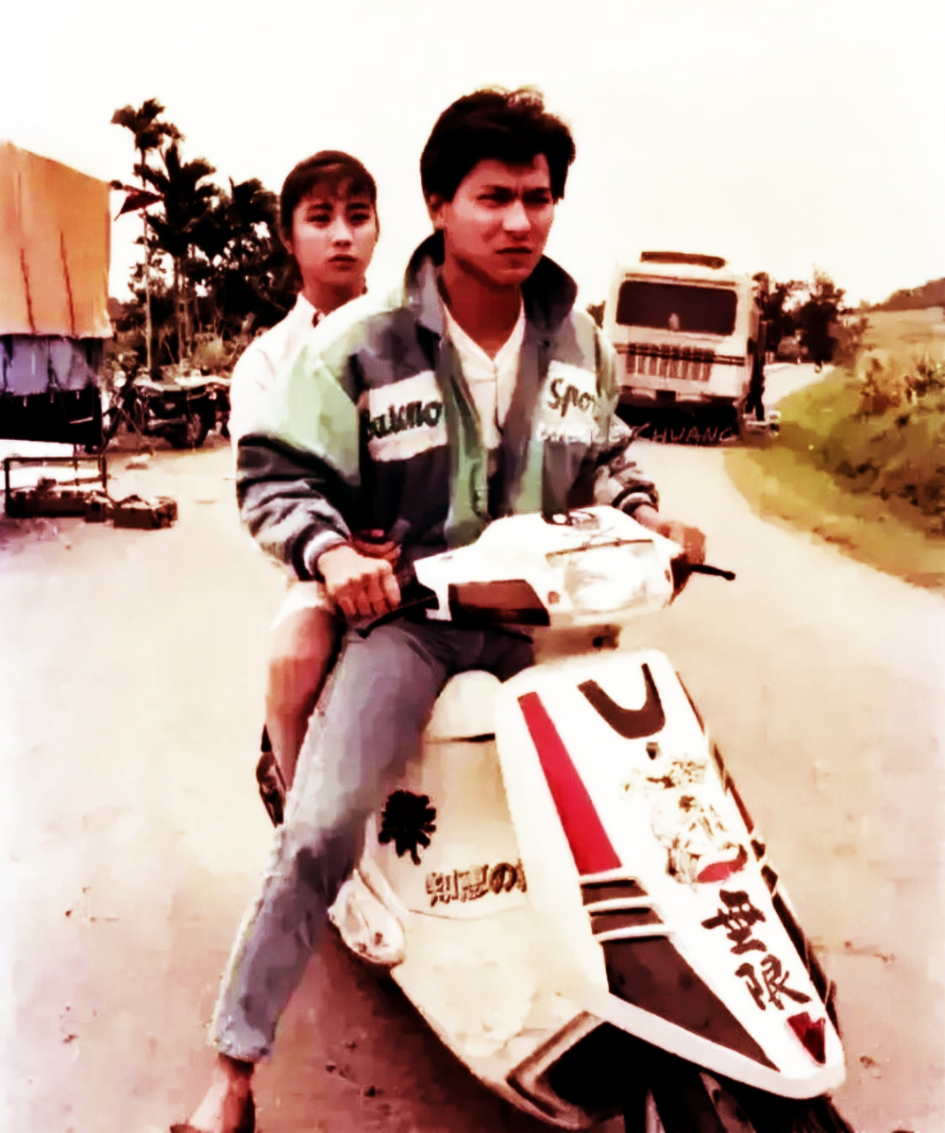 照片中,年轻的刘德华骑着摩托车,后面跟着一个女孩