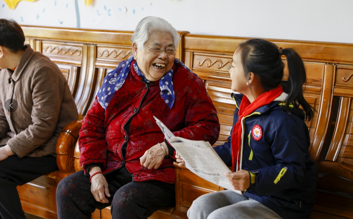 学生敬老照片图片