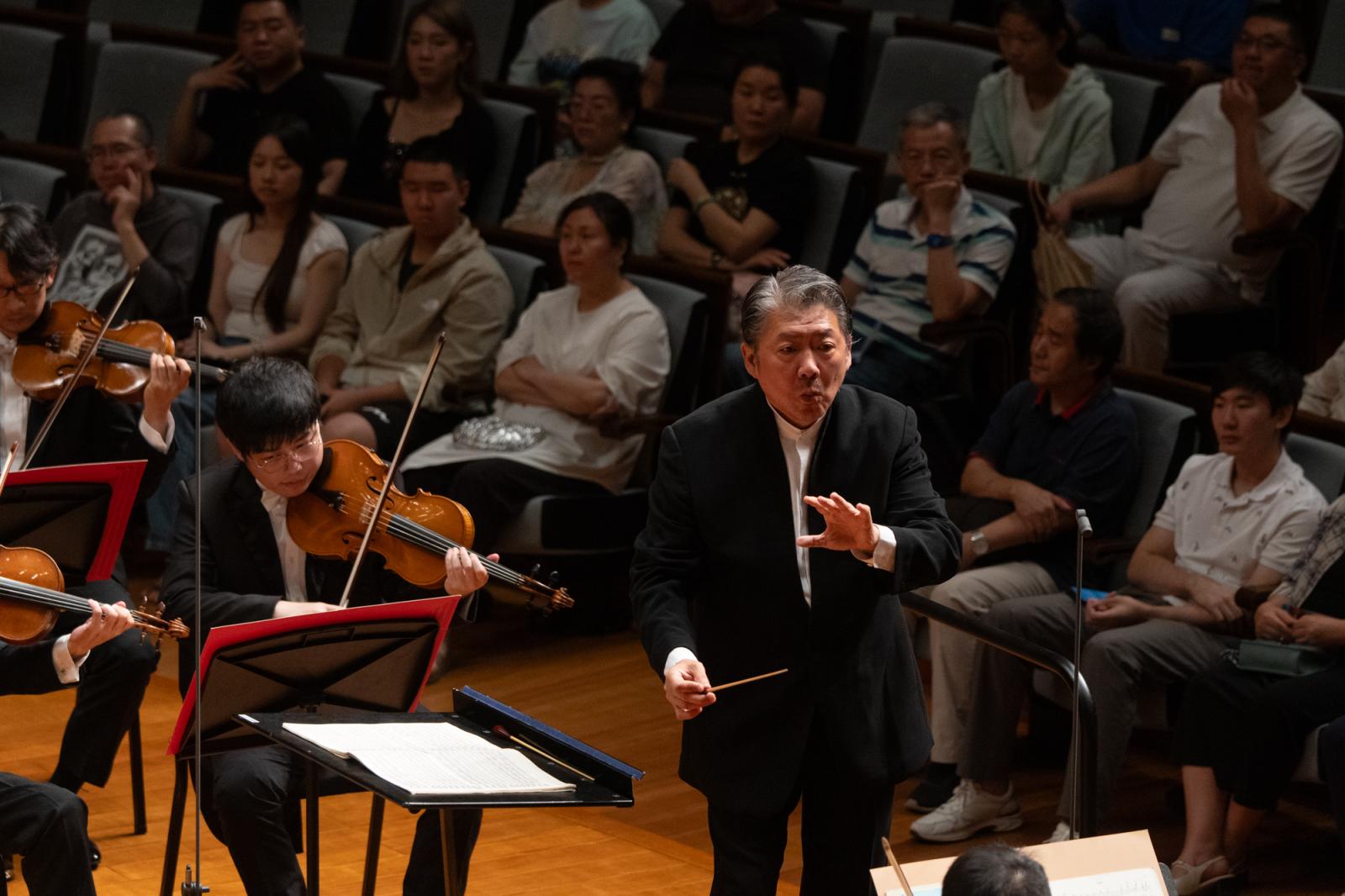 一周内,她连看了《莱茵的黄金》以及中国爱乐乐团,中国交响乐团两场乐