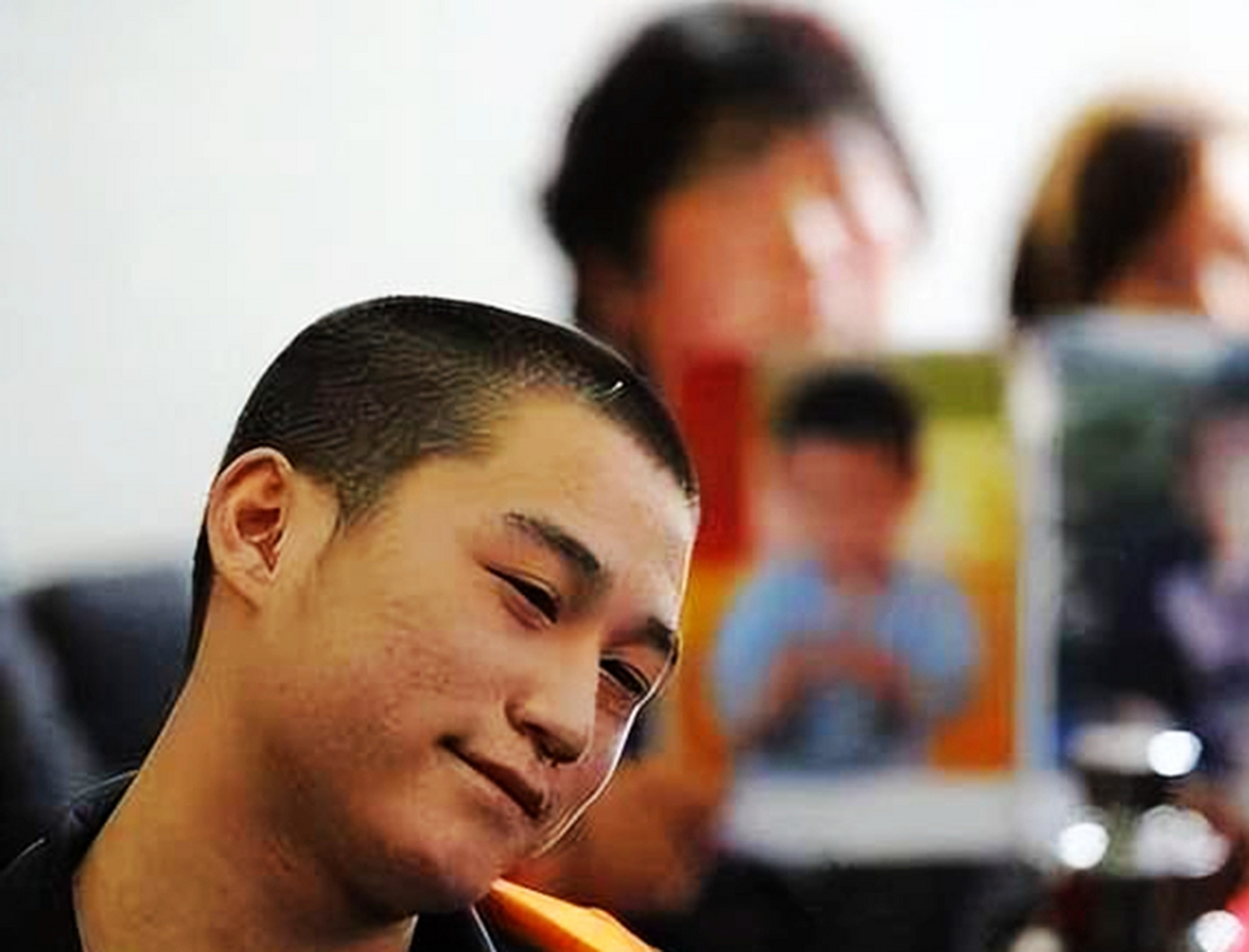 4岁时,父亲误打好友被判死刑!后来,继母也离家出走,她改嫁后