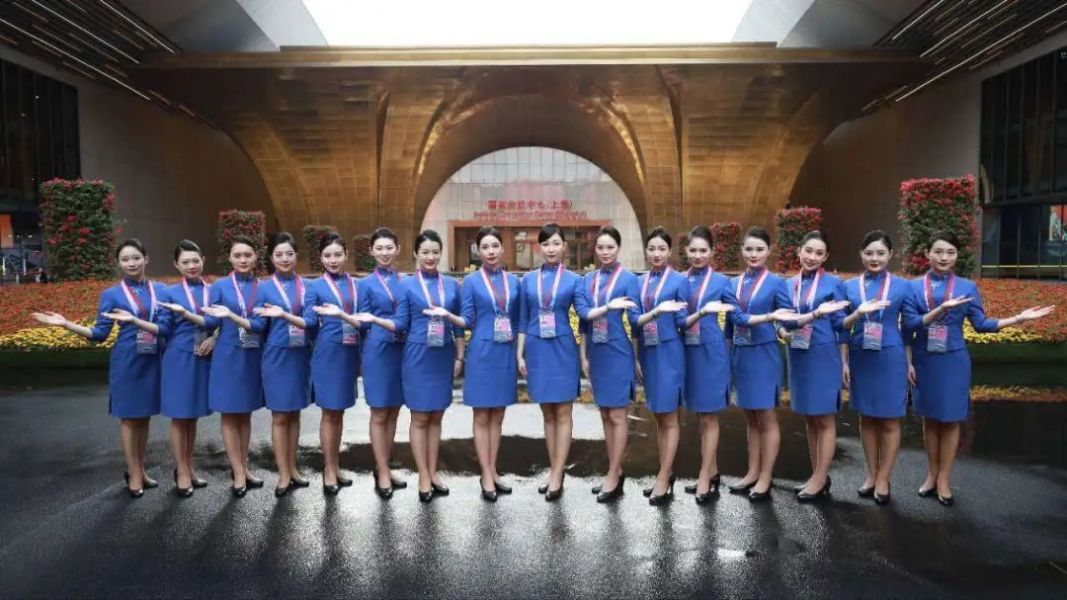 东航"凌燕"志愿者亮相进博会