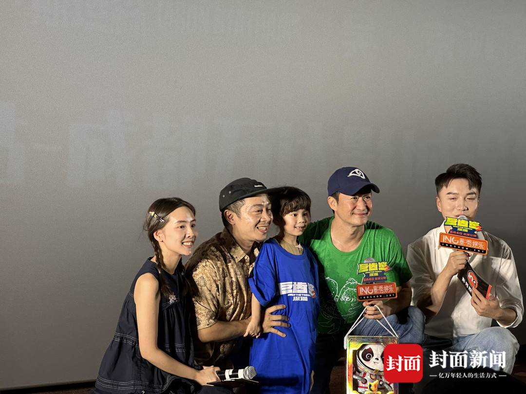 电影《巨齿鲨2》成都路演 吴京透露片中书法来自四川名家