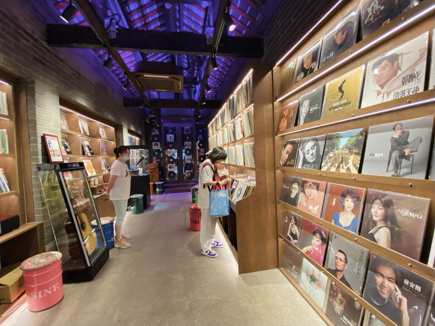 成都首家唱片博物馆落地宽窄巷子