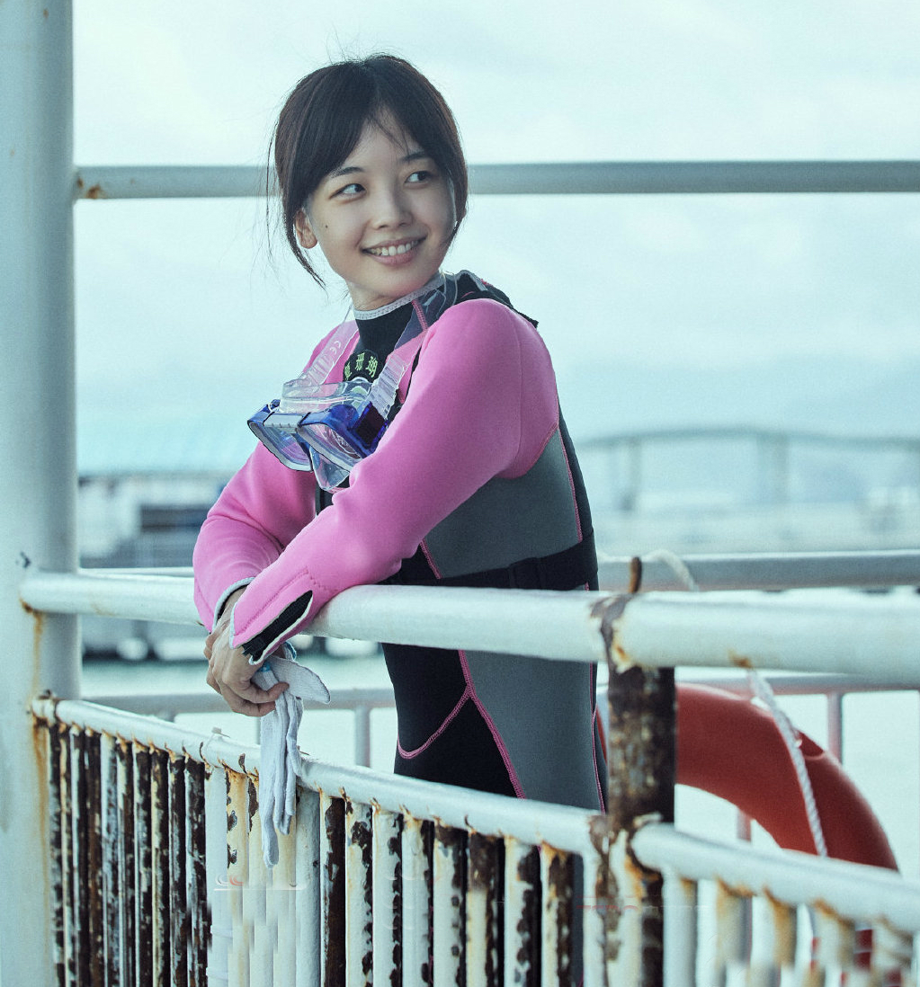 央视王冰冰素颜上节目,穿泳衣湿发像小朋友,被撒贝宁调侃逗害羞