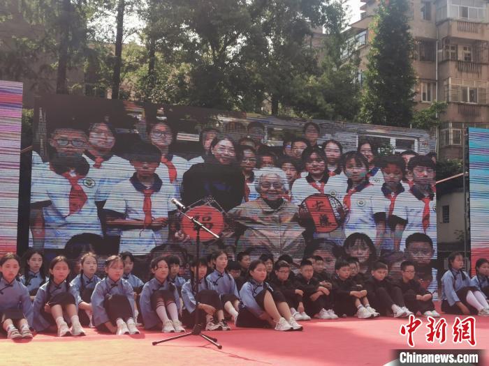 诗人艾青题名的金华育才小学挂牌"诗教校园"