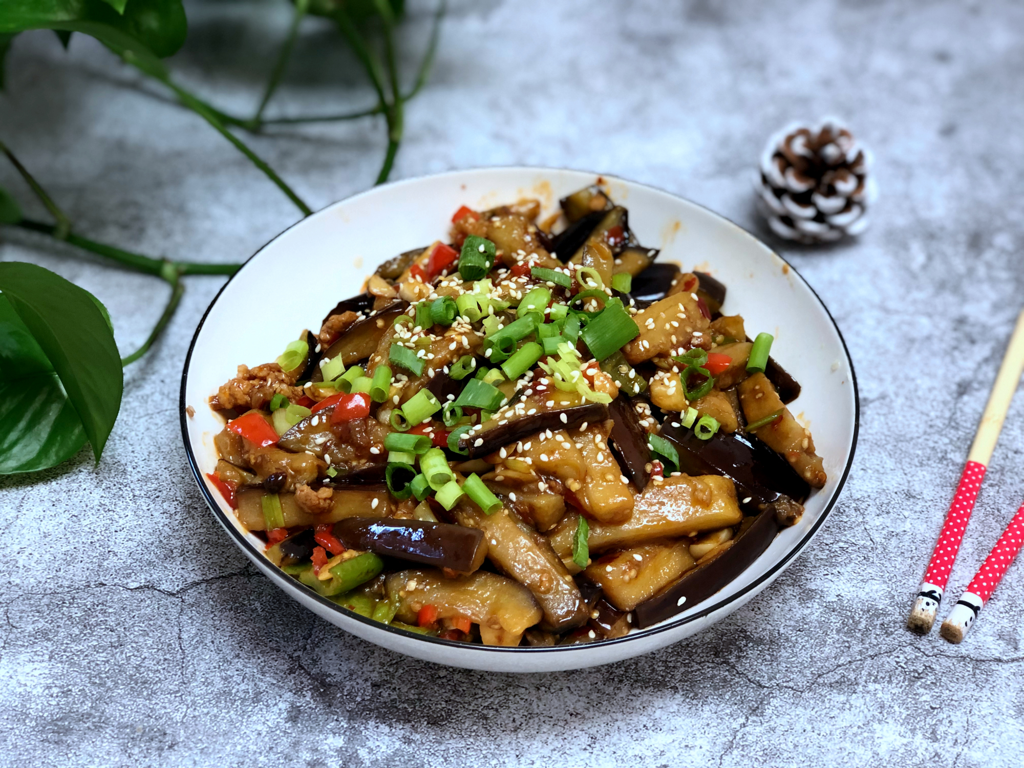 炒茄子时,不要直接下锅炒,记住2个小技巧,茄子香软入味不油腻