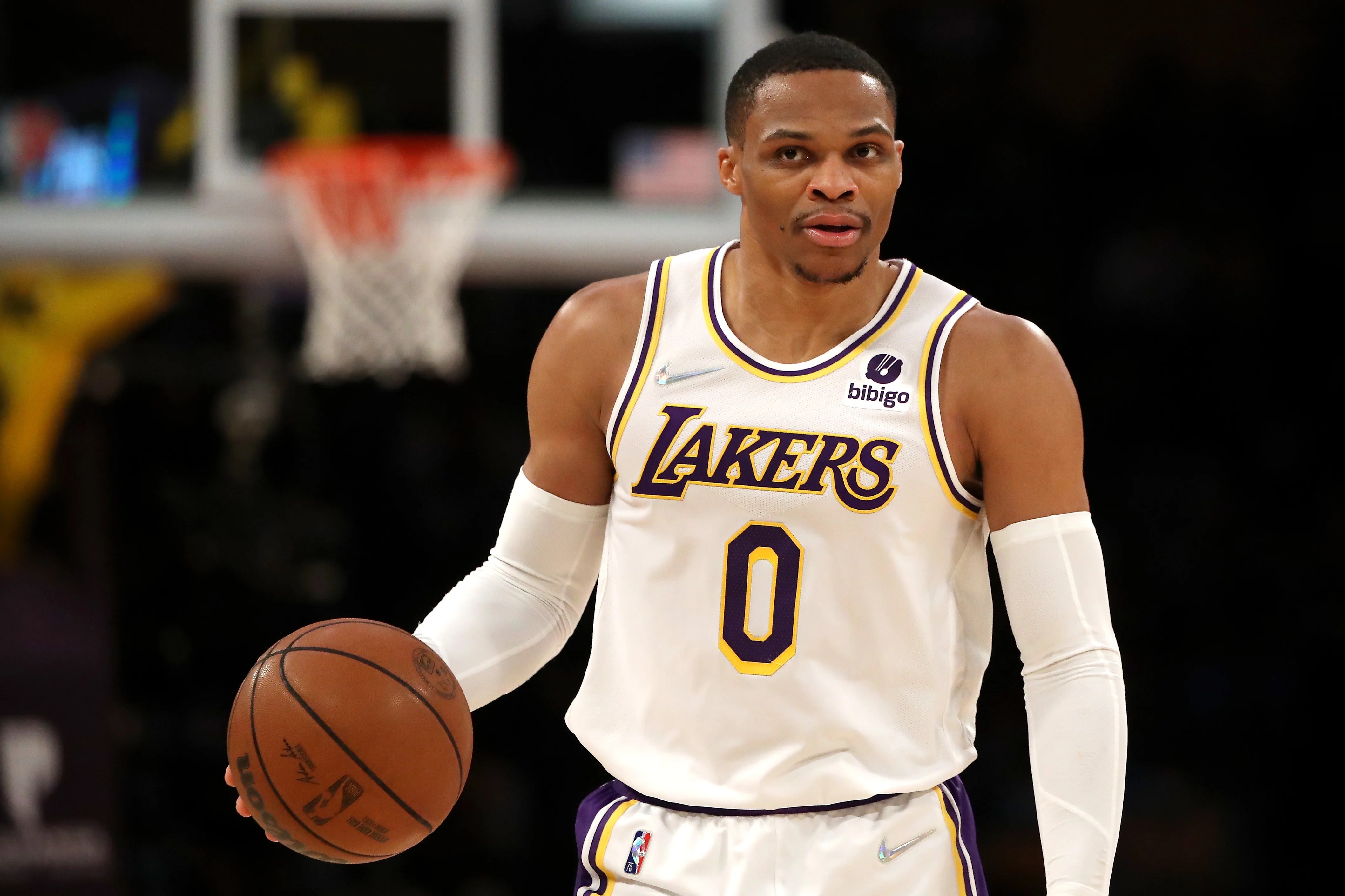 扎心!3美记连批威少:先不说交易,湖人该让威少关键时刻坐板凳