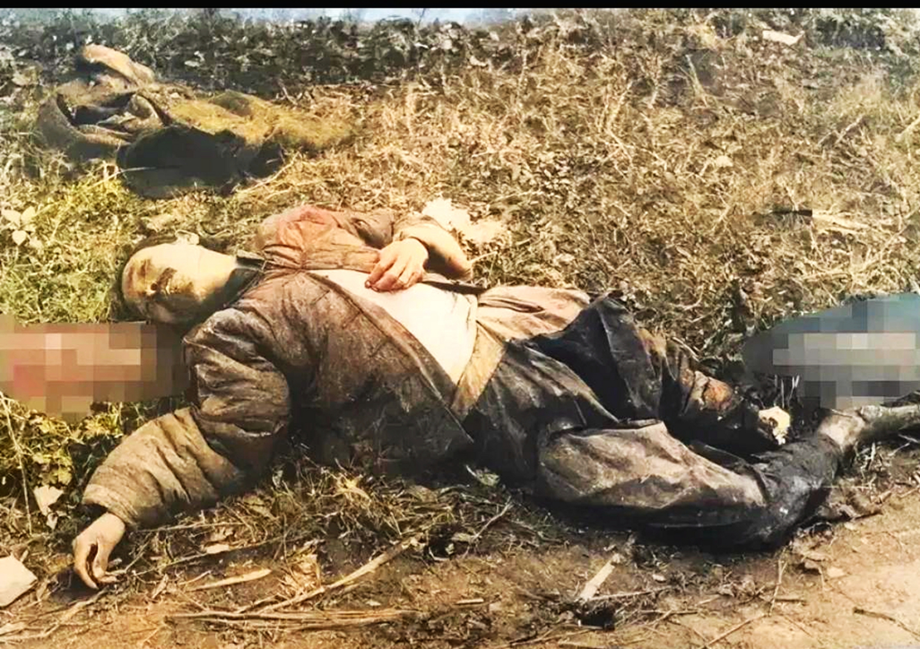 这是一张罕见的1937年轰炸上海日军尸体的老照片