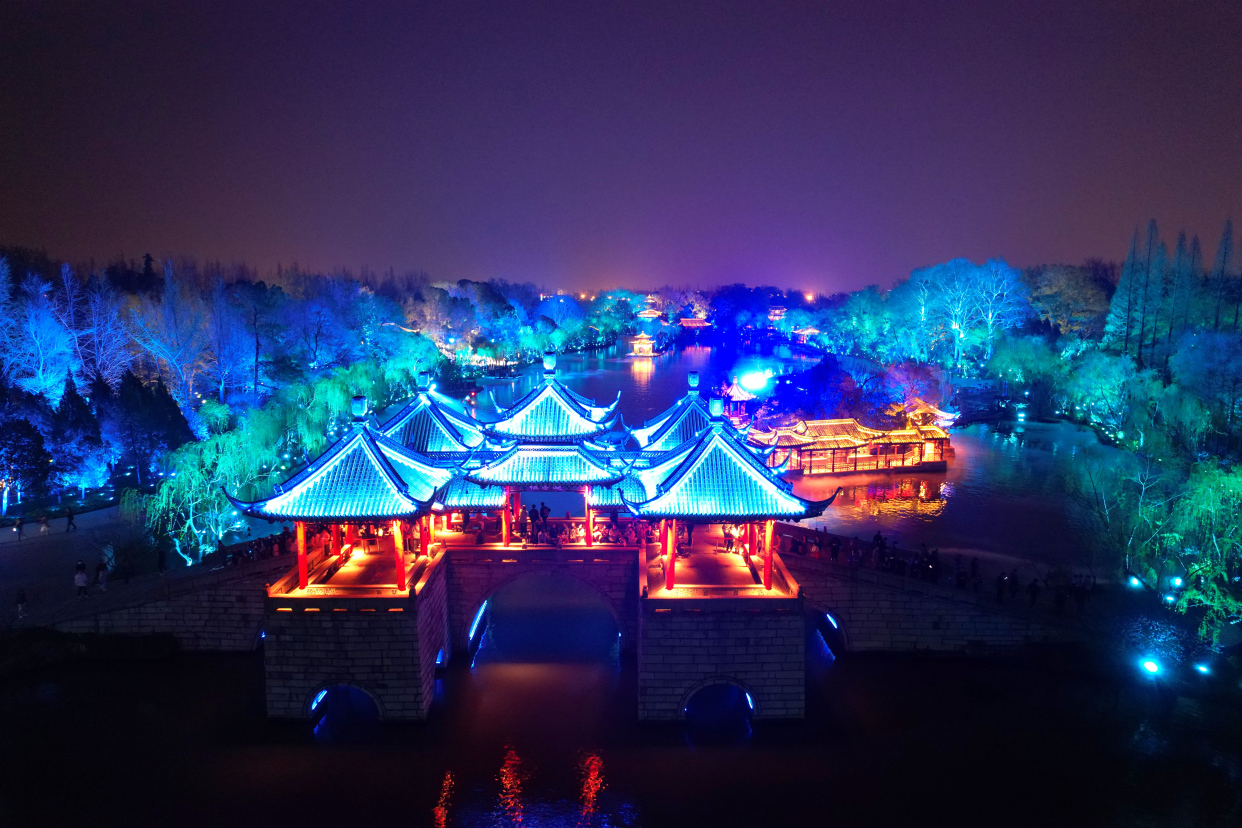 烟花三月下扬州,瘦西湖的白天美如画卷,夜晚的灯光秀更加精彩