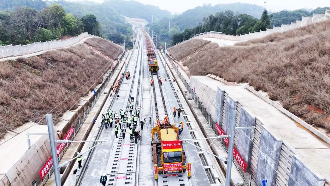 梅龙高铁开始铺轨