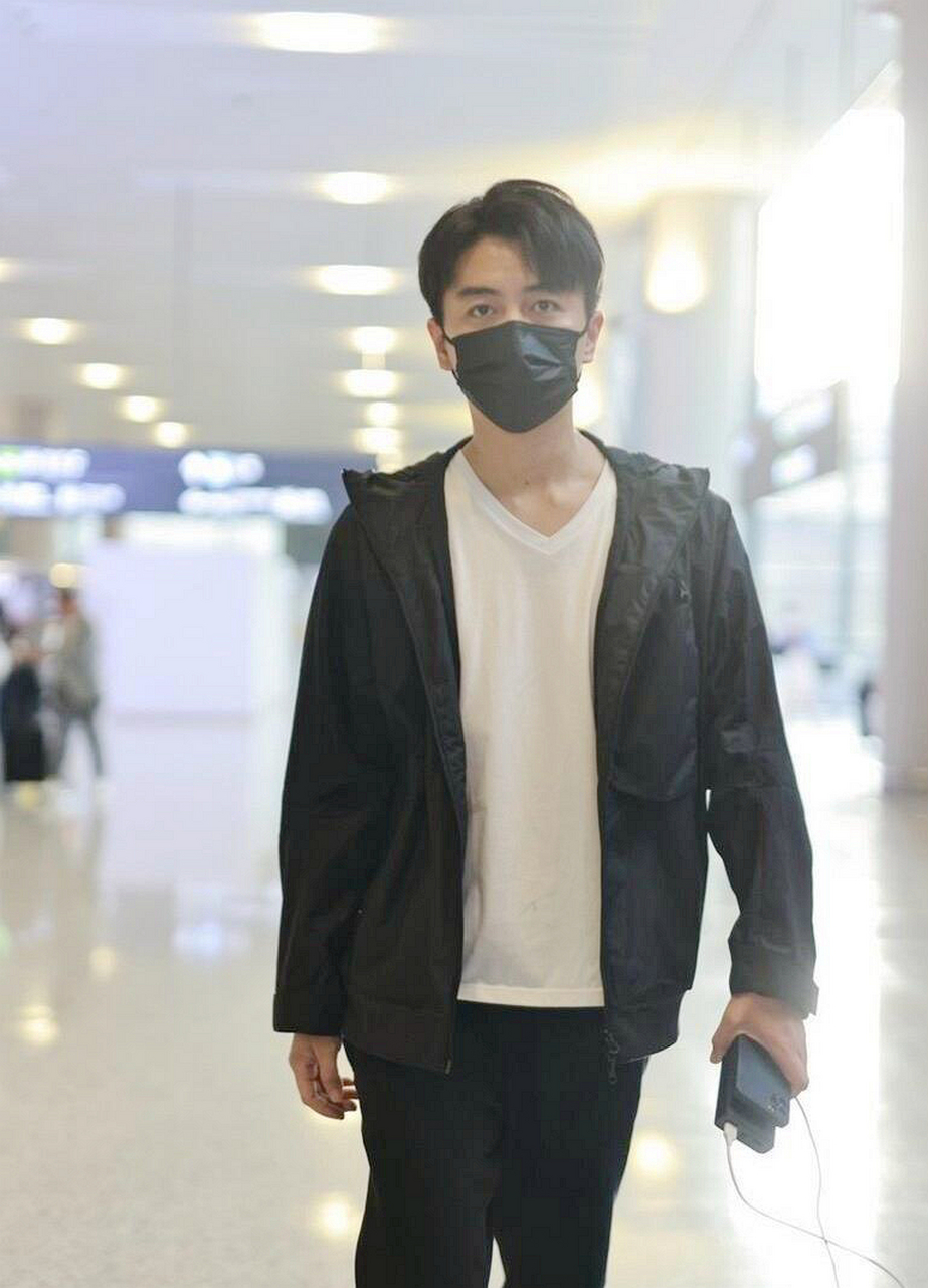 陈晓现身上海虹桥机场明星机场形象 陈晓现身上海虹桥机场明星机场