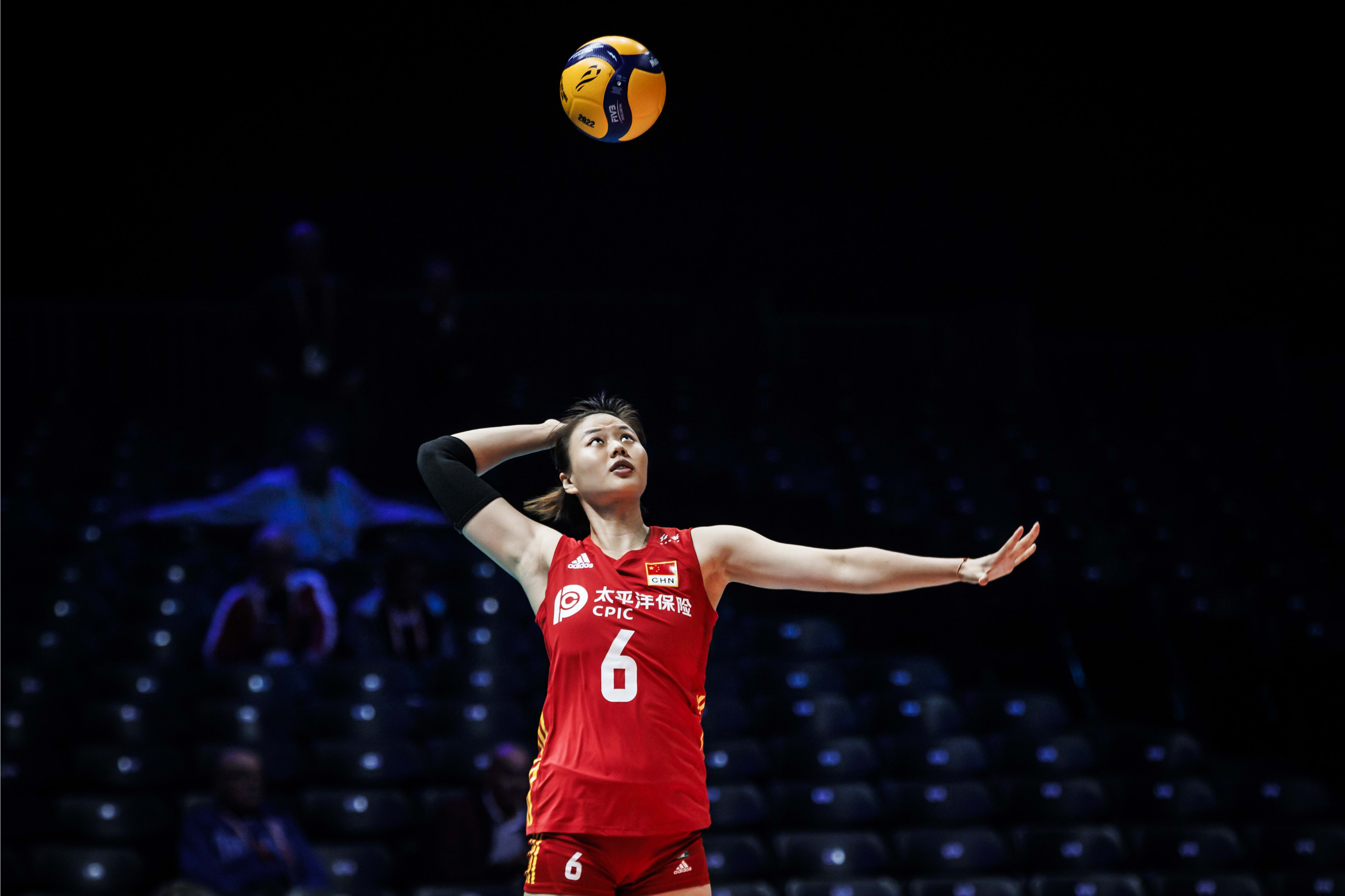 中国女排迎来两个好消息!蔡斌提出世联赛目标,点名表扬三人