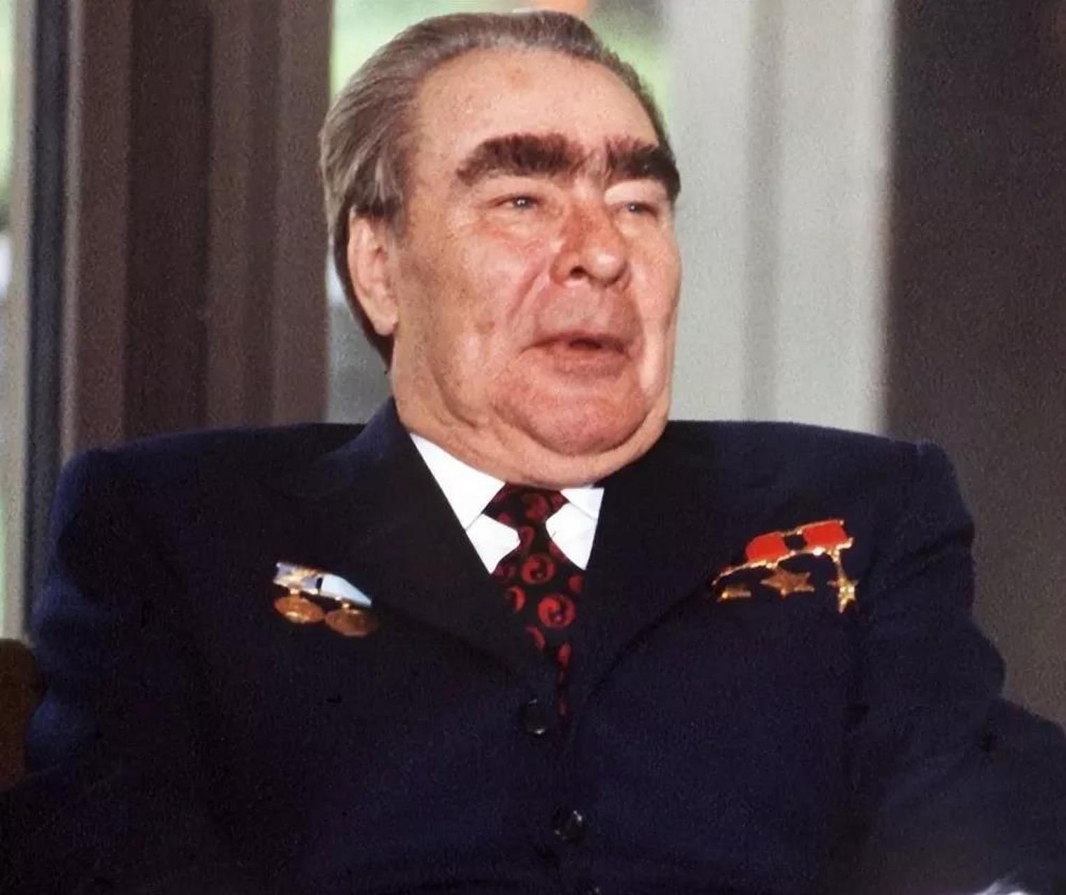 每当勃列日涅夫说完一句话,台下必定先会响起一阵热烈的掌声,然后台下