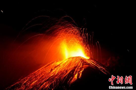 意大利埃特纳火山喷发 红色岩浆迸出