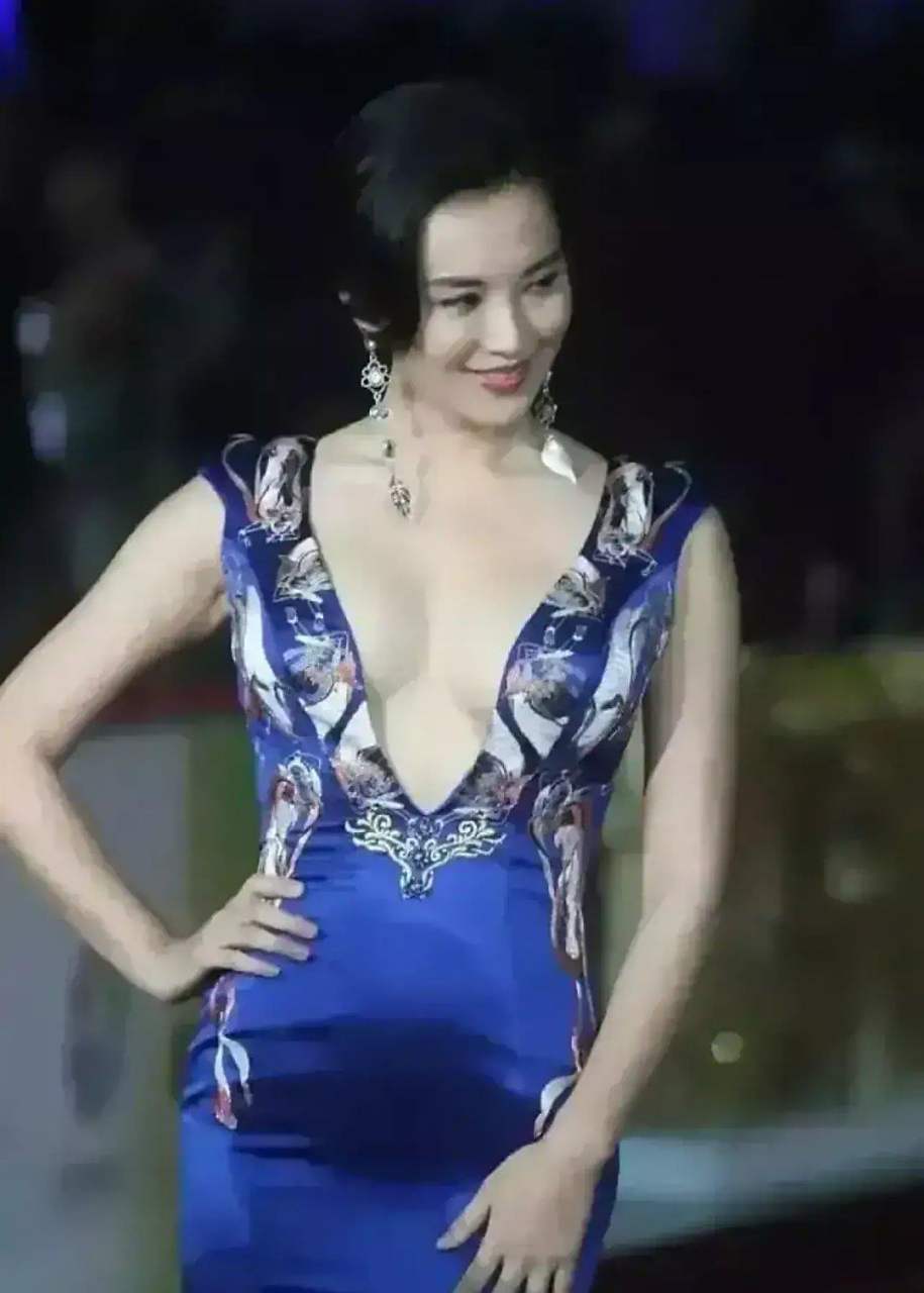 莫小棋出席活动一套宝石蓝的深v旗袍裙,戴着长长的大耳环,皮肤白皙