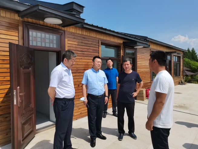 市供销社党组成员理事会副主任张国文深入定点帮扶村调研指导