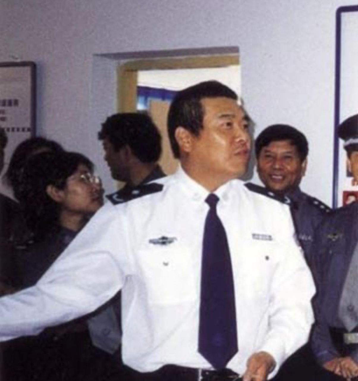 2001年,王振忠策划了福州公安局枪杀无辜案,事后他携带1000万美元现金