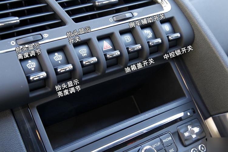 标致3008车内中控锁锁了门后一直闪烁正常吗?