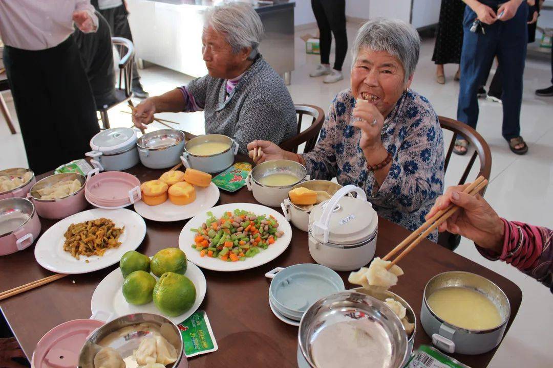 你们各取所需,我爸没了,你还赖着不走?53岁阿姨:他答应给我的