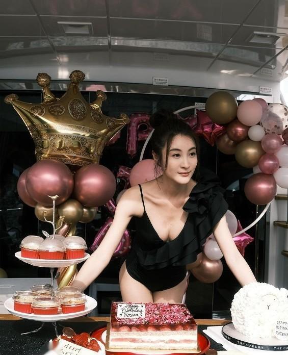 tvb视后林夏薇穿着黑色泳衣与胡定欣,陈山聪等好友出海过生日