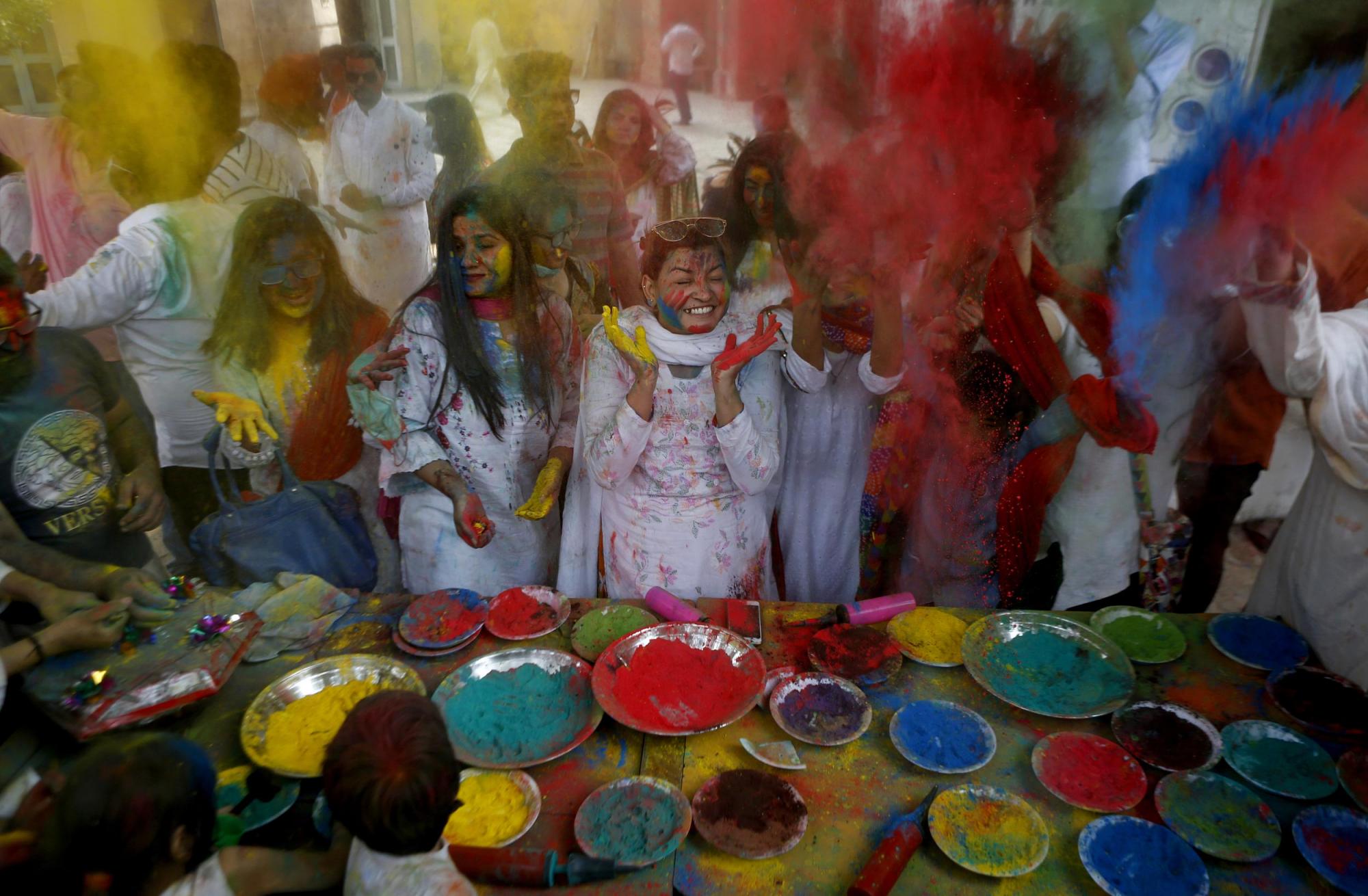 巴基斯坦民众街头庆祝洒红节