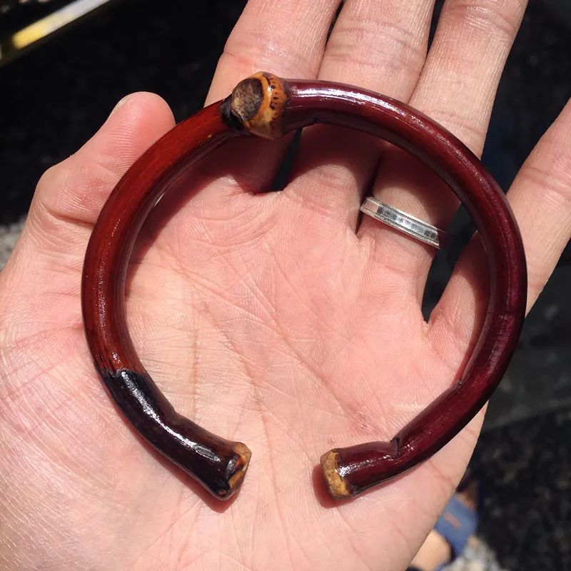 几十块钱的鸡血藤手镯,稍一盘就漂亮的惊人!