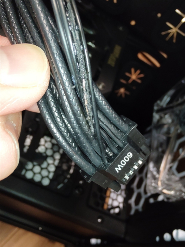 RTX 5070电源线居然也烧毁！供电接口针脚“丢”了一个