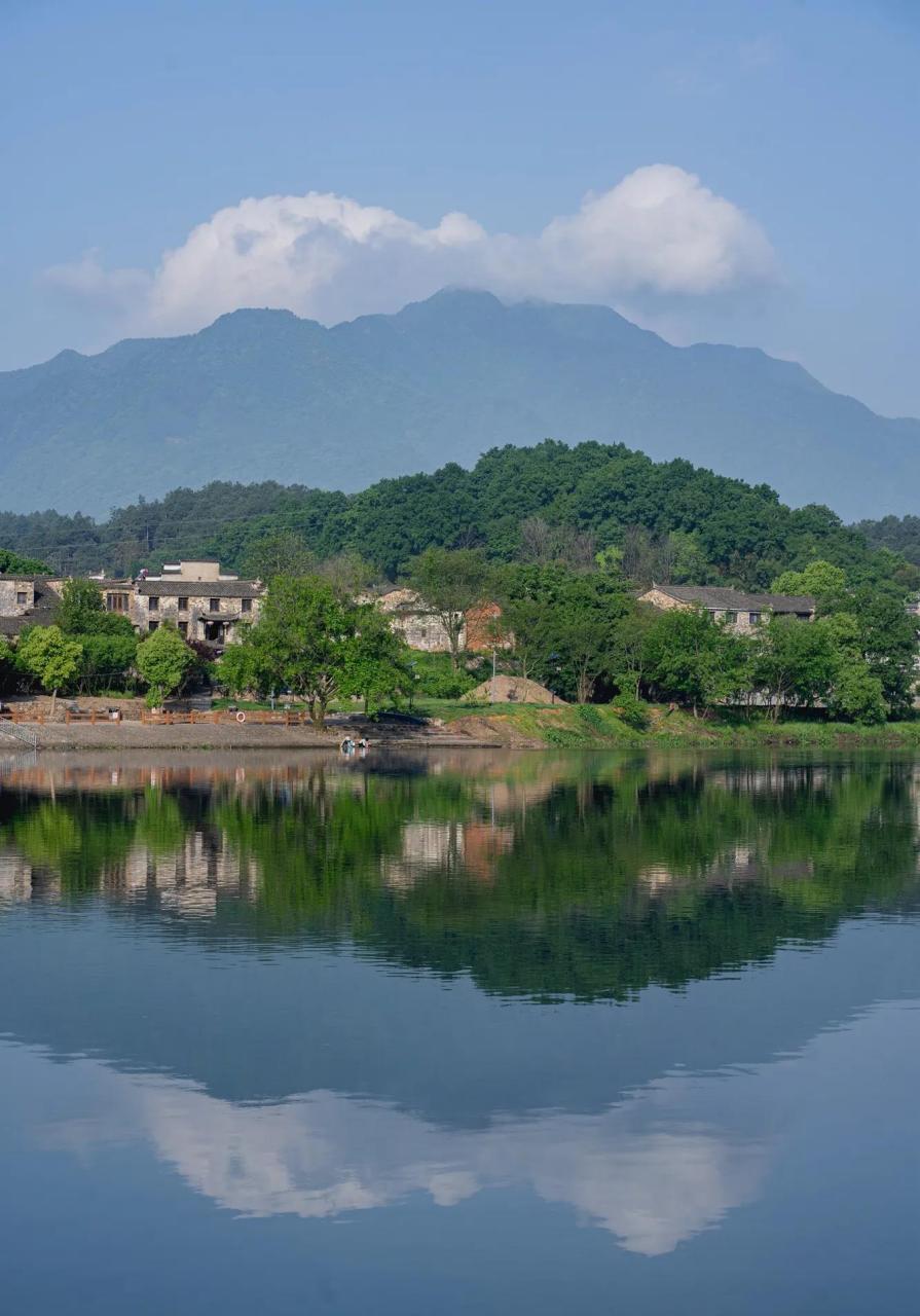 安徽宣城泾县 一条烟波浩渺的青弋江滋养着这座小城 路挨着江,江易排