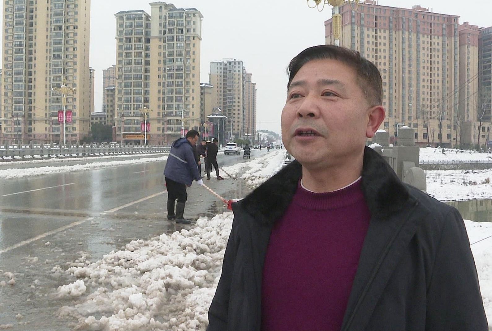 通城县隽水镇:镇村干部齐行动 清除积雪保畅通