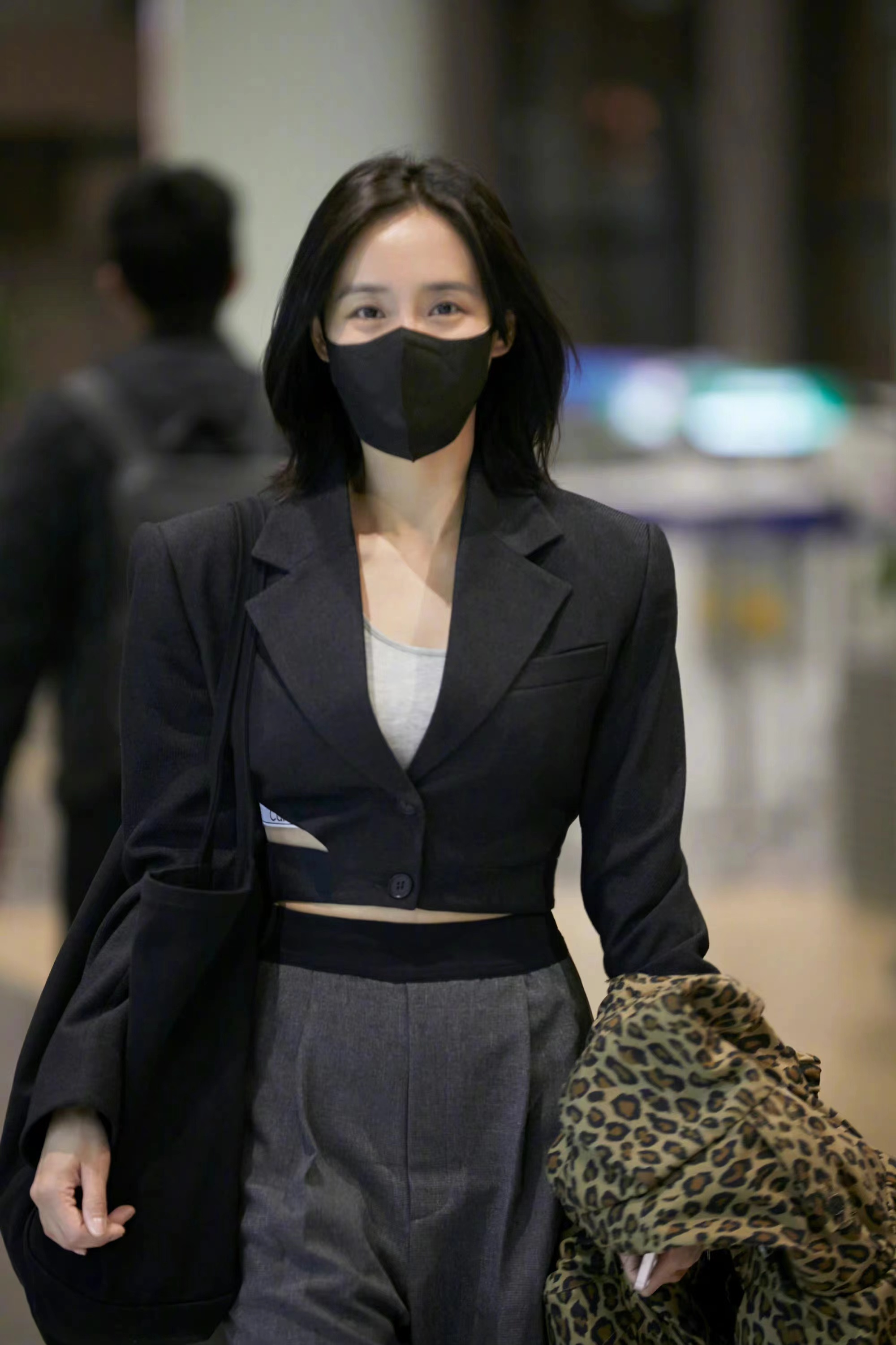40岁王智现身机场,黑色短款西装搭配阔腿裤,又飒又美气质真好!