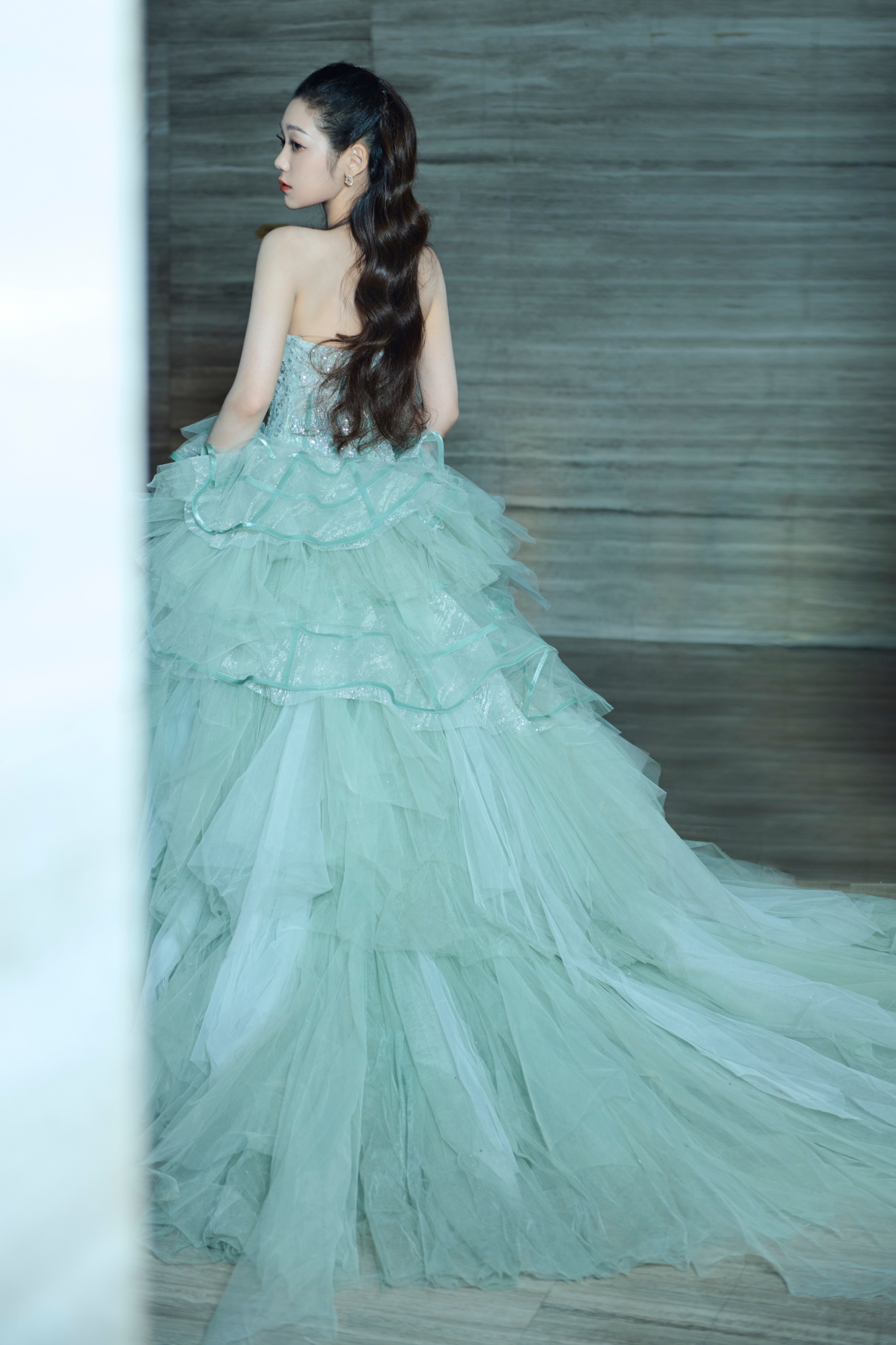 希林娜依高绿色长裙出席鹅厂红毯秀