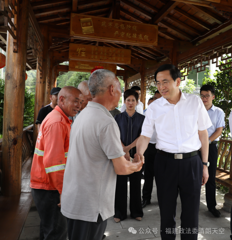 调研期间,黄海昆还到李墩镇芹溪村了解基层社会治理和乡村振兴情况