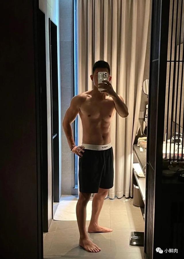 好男儿吴建飞竟然38岁了!这寸头肌肉身材也太撩了吧