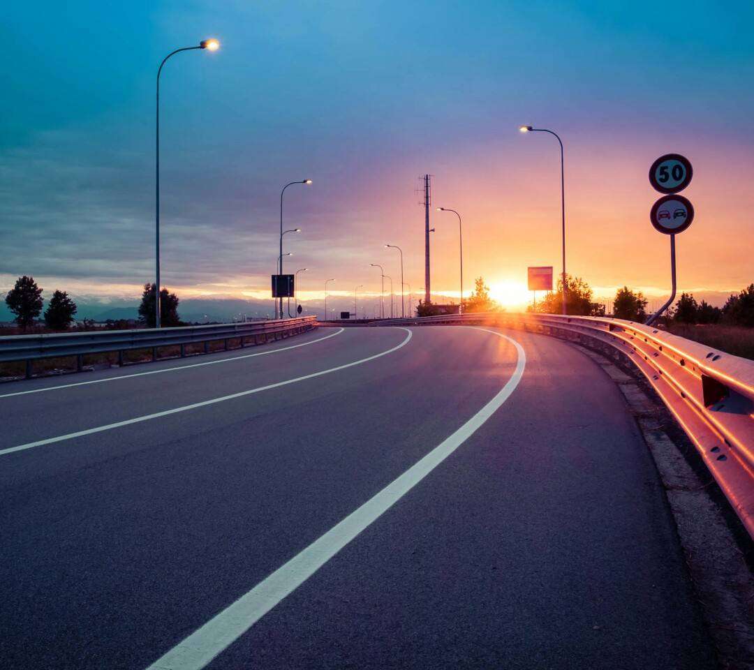 行驶在高速公路上,你留意过是否有路灯吗?这样的做安全吗?