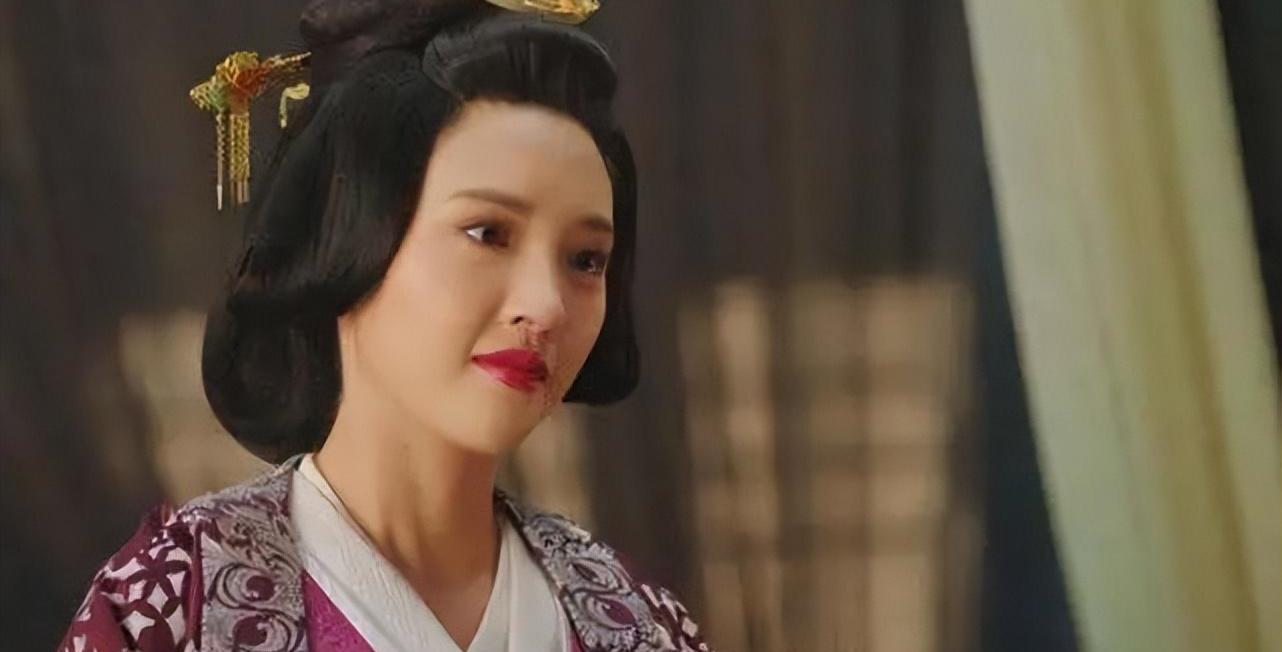 38岁甄宓喝毒酒,腹痛难忍,提醒曹丕遭死死捂口