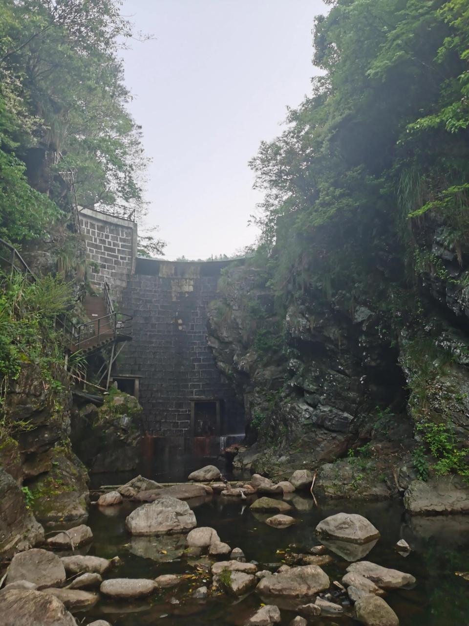 前段时间,和几个朋友游玩了皖南石台县醉山野景区的黄崖峡谷.