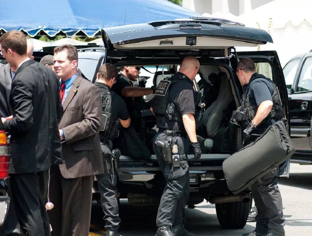 总统保镖为何总拎着一个公文包?不是装门面,用途仅次于核手提箱