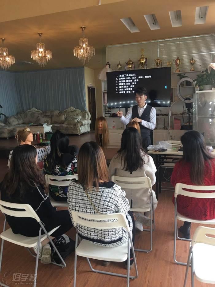 天河区学化妆的学校_广州花都区哪里有学化妆学校