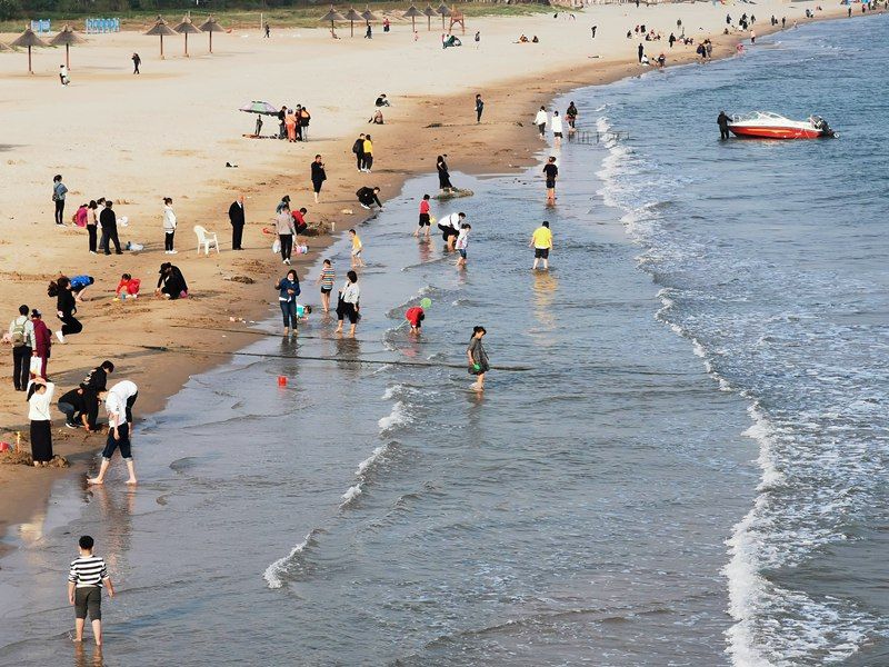 河北秦皇岛:国庆长假 南戴河海滨浴场受游客欢迎