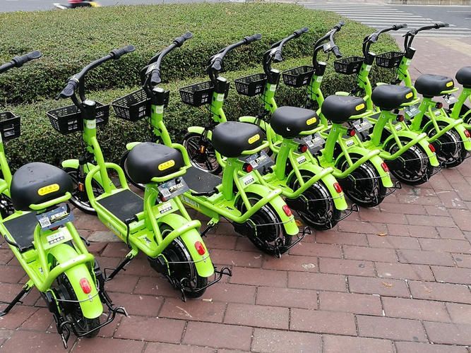 目前,上海市民的出行主要依赖于地铁和公共交通系统,而共享单车已经