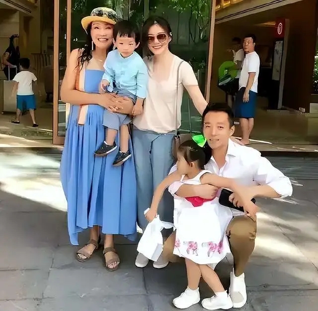 如愿以偿!张兰陪伴孙子孙女游泳享天伦之乐,汪小菲性格很儒雅