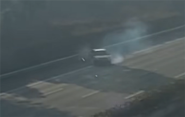 高速爆胎后猛踩刹车！小车旋转漂移撞上护栏 司机：车子平时很少开