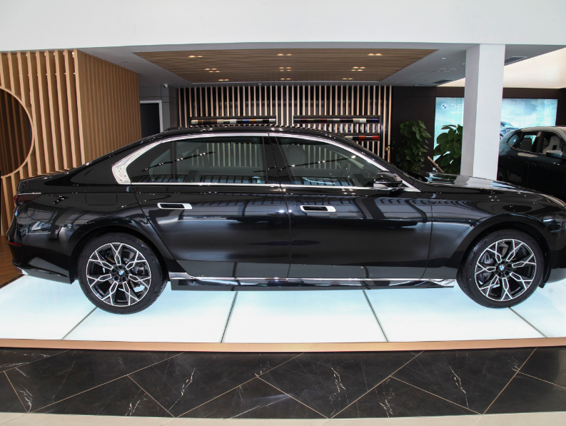 3.0t 272马力 后驱!23款宝马735li豪华版实拍