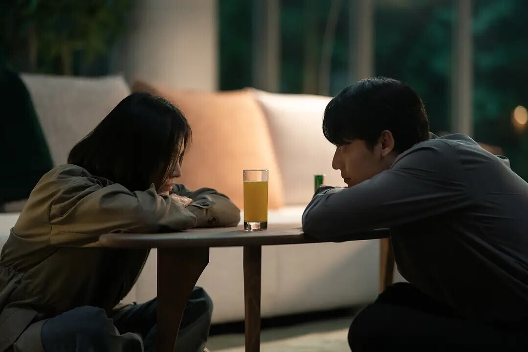 《黑暗荣耀》由《秘密森林》安吉镐导演执导,《鬼怪》金银淑作家执笔